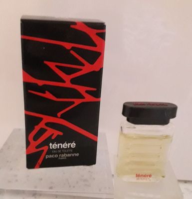 une photo d'un flacon de parfum posé sur un comptoir