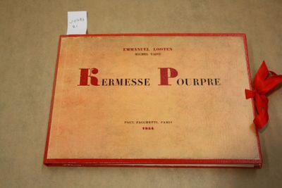 un vieux livre, avec un ruban rouge noué autour, posé sur une table