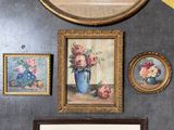 une photo d'une photo représentant un vase de fleurs accroché au mur
