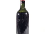 une bouteille de vin rouge sur fond blanc, avec un bouchon rouge