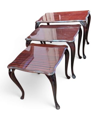 trois tables avec un plateau en verre et des pieds, sur fond blanc