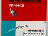 un livre posé sur une table
