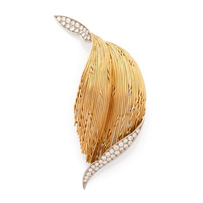 une broche en forme de feuille en or 18 carats et diamants
