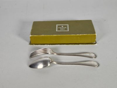 deux fourchettes et une cuillère devant une boîte