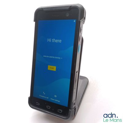 un téléphone portable posé sur un support