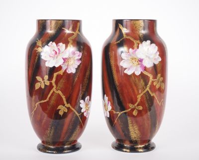 Paire de vases ovoides Napoléon III en opaline polychrome à …