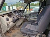 une voiture équipée d'un volant et d'un siège