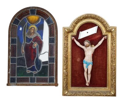 deux images de Jésus sur la croix et un vitrail