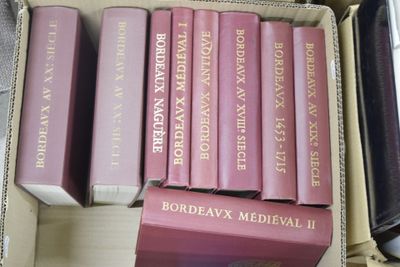 un grand nombre de livres qui se trouvent dans une boîte