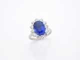 bague ovale en saphir bleu et diamant sur fond blanc