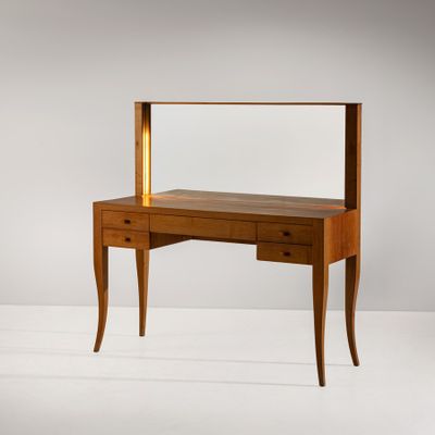 une coiffeuse en bois surmontée d'un miroir