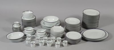 de nombreux types d'assiettes et de bols différents sur la table