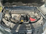 une voiture dont le capot est ouvert et dont le moteur se trouve à l'arrière
