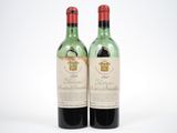 deux bouteilles de vin rouge posées l'une à côté de l'autre sur une surface blanche