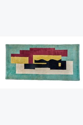 un tapis coloré au motif géométrique sur fond blanc