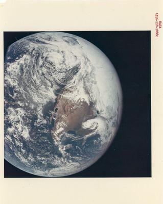 une vieille photo de la Terre prise depuis l'espace, sur laquelle on voit l'Australie et le Pacifique