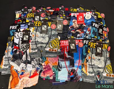 un tas d'objets divers posés sur une surface noire