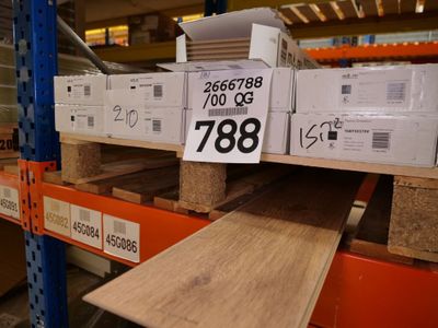 de nombreuses caisses en bois sur les étagères du magasin