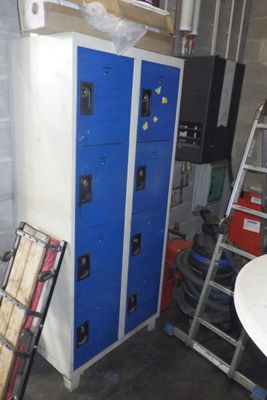 une photo d'une pièce avec plusieurs casiers bleus