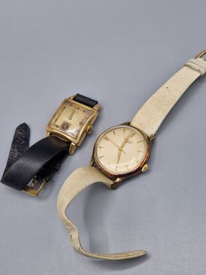 une photo montrant deux montres posées sur une table