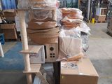 une pile de cartons posée sur un chariot dans un entrepôt