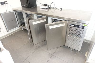 SUR DESIGNATION : Un tour réfrigéré inox quatre portes AFINO…