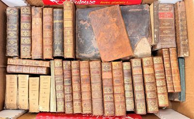 une boîte remplie de vieux livres posée sur une table