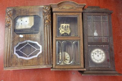 trois horloges posées par terre les unes à côté des autres