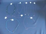 de nombreux colliers et bracelets disposés sur une table