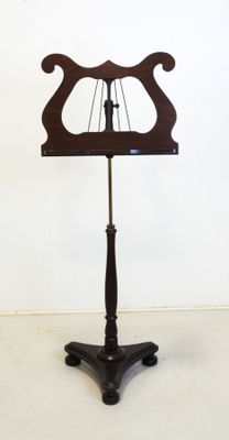 un pupitre en bois sur lequel est posé un instrument de musique