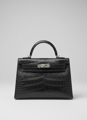 un sac à main en cuir de crocodile noir muni d'une poignée en métal