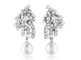 une image d'une paire de boucles d'oreilles en perles et diamants