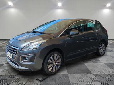 une voiture grise est garée dans une pièce au sol à carreaux