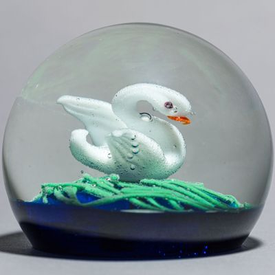 une boule de verre contenant un cygne blanc