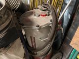 une photo montrant un tas d'outils et de matériel dans un garage