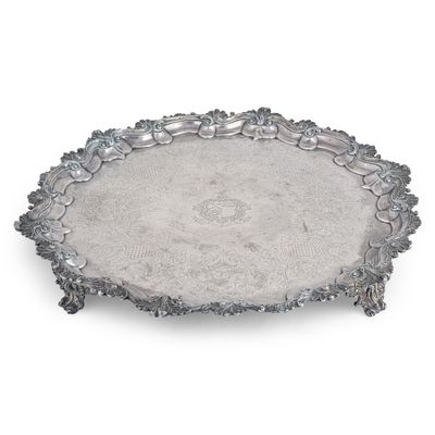 un plateau ovale en argent orné de fleurs et de feuilles sur le bord