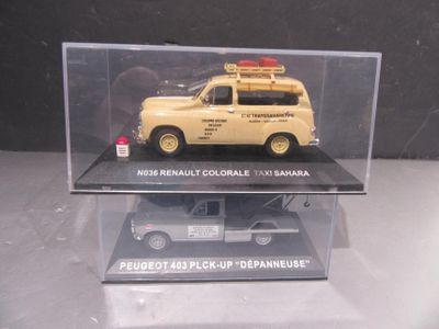 une petite voiture jaune dans une vitrine transparente posée sur une table