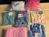 une table sur laquelle sont disposés de nombreux types de vêtements différents
