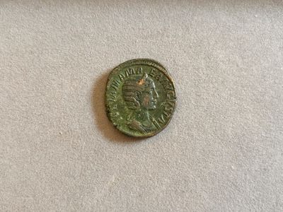 gros plan d'une pièce de monnaie sur une surface blanche