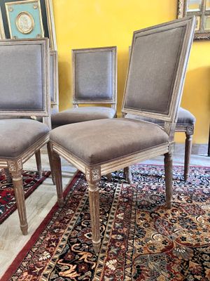 quatre chaises posées sur un tapis dans une pièce