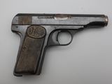 gros plan d'un pistolet sur une table à fond blanc