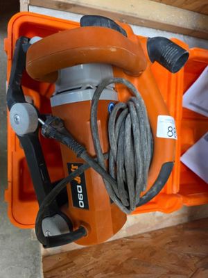 une boîte orange contenant un souffleur filaire et un tuyau