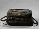 une image représentant un sac noir et marron muni de poignées
