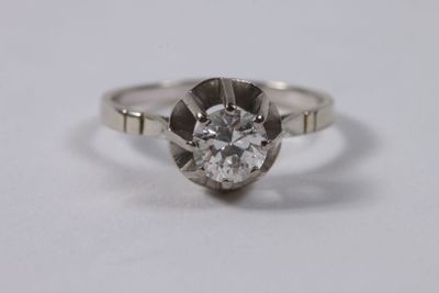 gros plan d'une bague en diamant sur une surface blanche