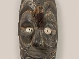 une image d'un masque en bois sur fond blanc