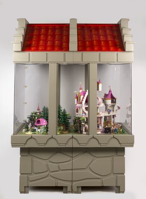 un château miniature avec un toit rouge et un toit rouge