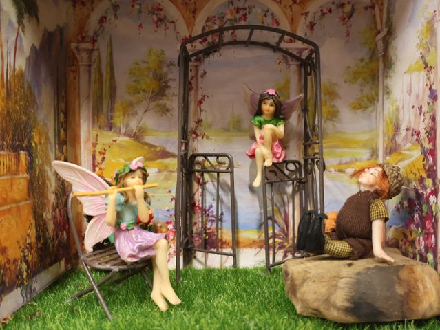 Diorama. Composition miniature, dans une vitrine en bois, vitre e...