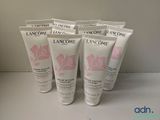 quatre tubes de crème pour les mains Lancôme posés sur une table