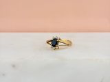 gros plan d'une bague en or avec un diamant noir