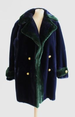 une photo d'un manteau bleu sur un présentoir pour mannequin